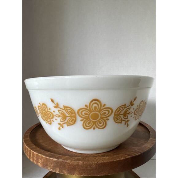 Pyrex Butterfly Gold Mixing Bowl # 402 - 1½ QT - 1.5 L Nesting Mixing Bowl 7¼" - Picture 2 of 12